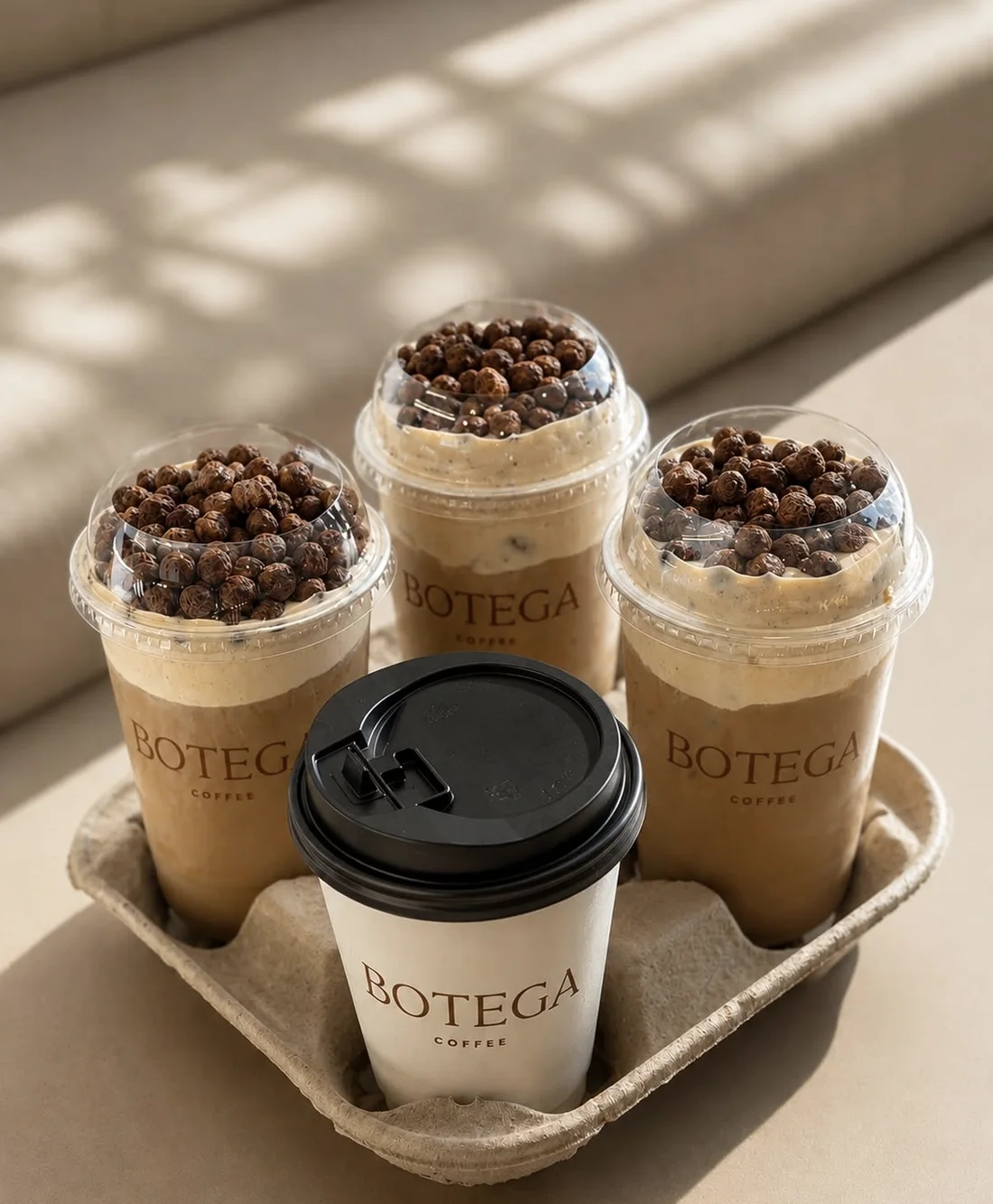 Bebidas frías con cereal de chocolate y un café caliente de Botega en charola